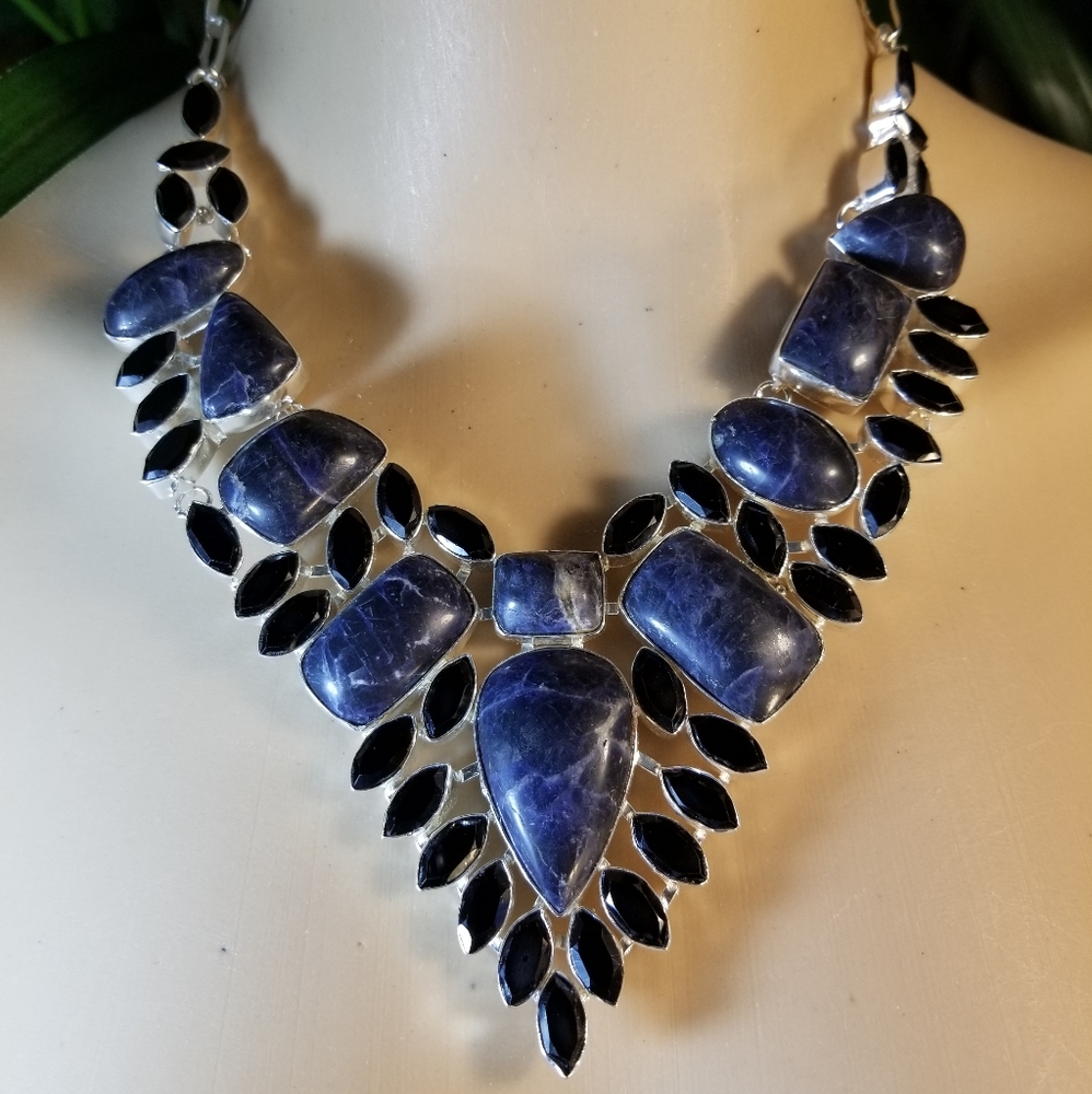 HIGH CLASS NECKLACE NWOT